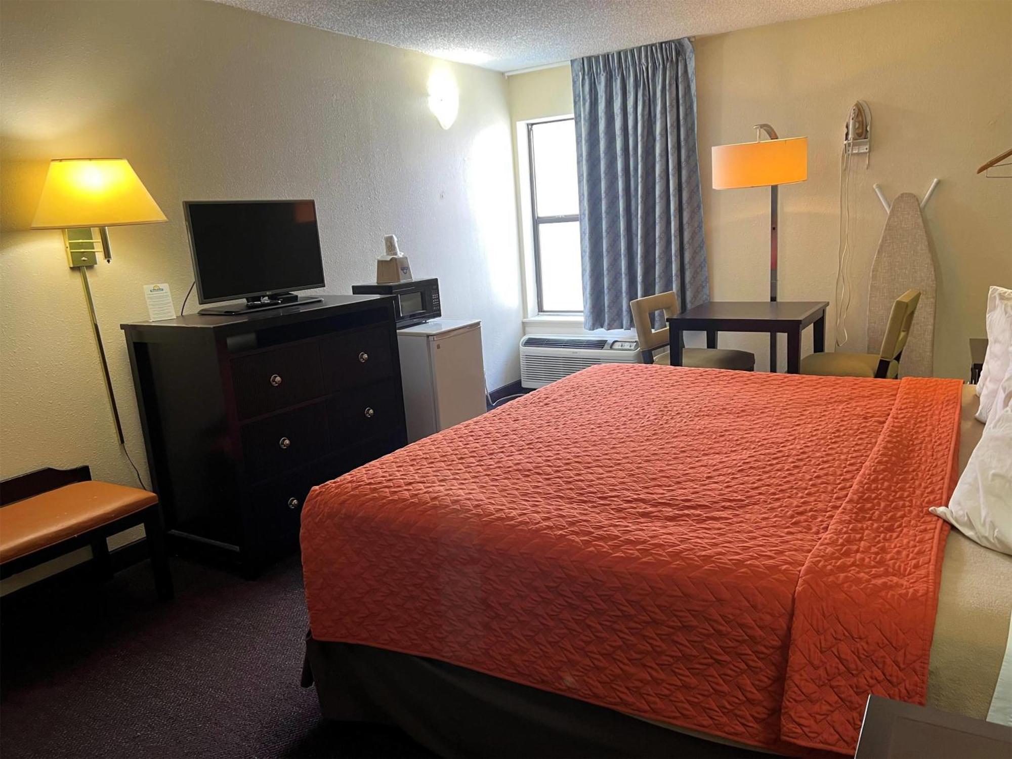 Days By Wyndham Southern Hills/oru Hotel Tulsa