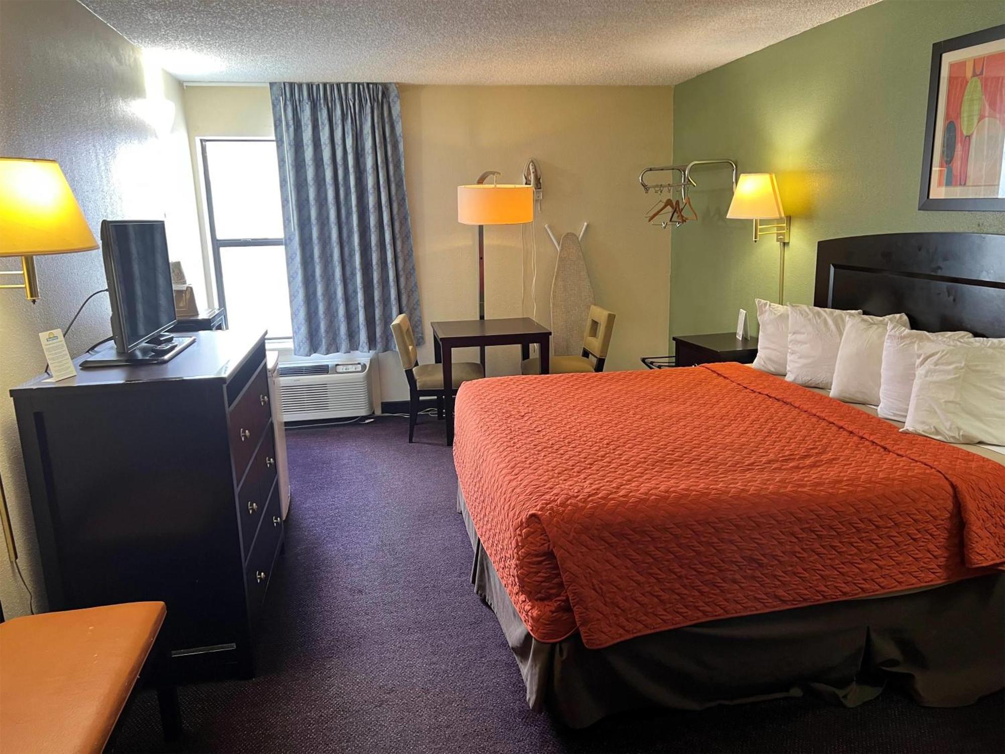 Days By Wyndham Southern Hills/oru Hotel Tulsa